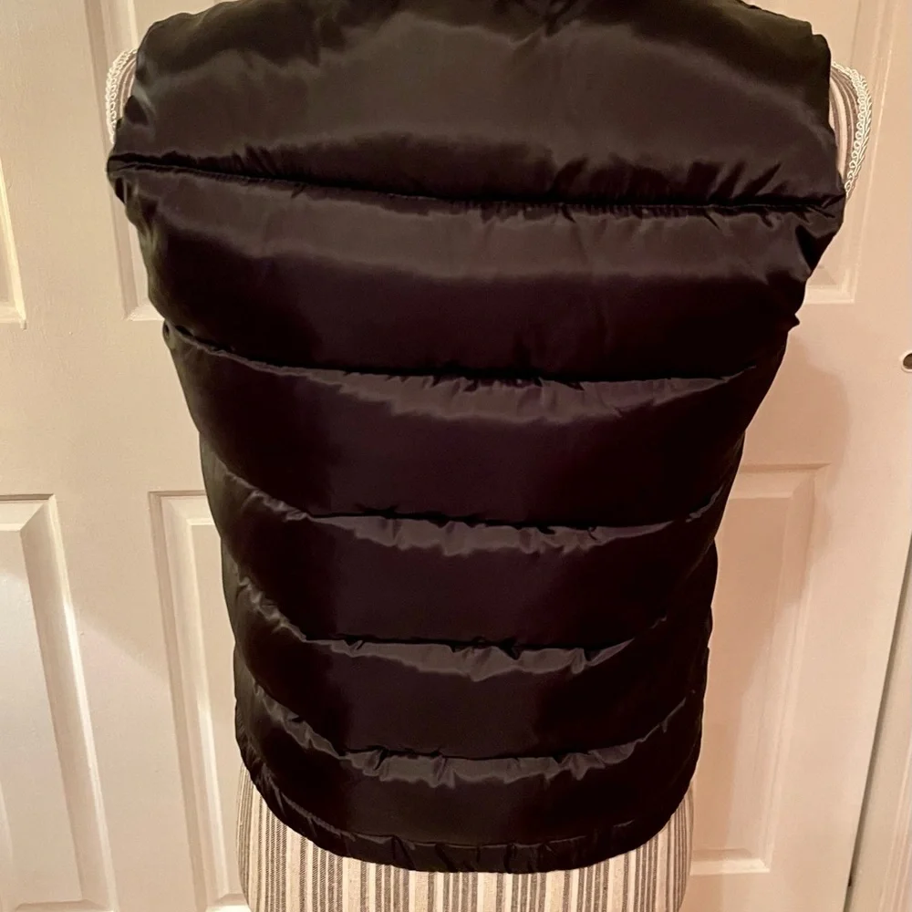 💕Gap kids Black puffer vest inside is blue. Size medium (8)